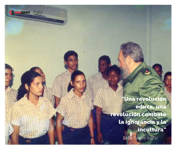 Fidel junto a alumnos de la Escuelas de Instructores de Arte (EIA). Foto: Archivo