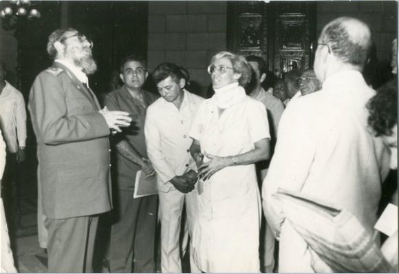 Fidel en la inauguración de la Biblioteca Nacional de Ciencia y Técnica en el Capitolio Nacional junto a la Dra. Rosa Elena Simeón Negrín, 1989. 