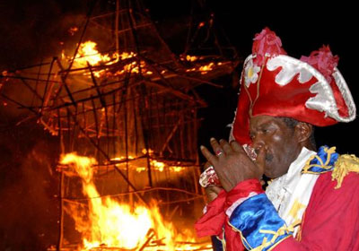 La quema del diablo cierra la Fiesta del Fuego