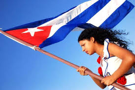 Mujer con bandera cubana