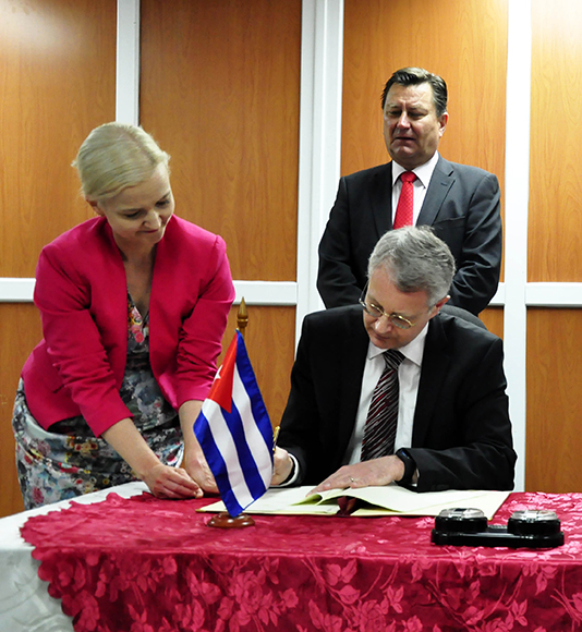 Firma de convenio de transporte Cuba-Finlandia. 