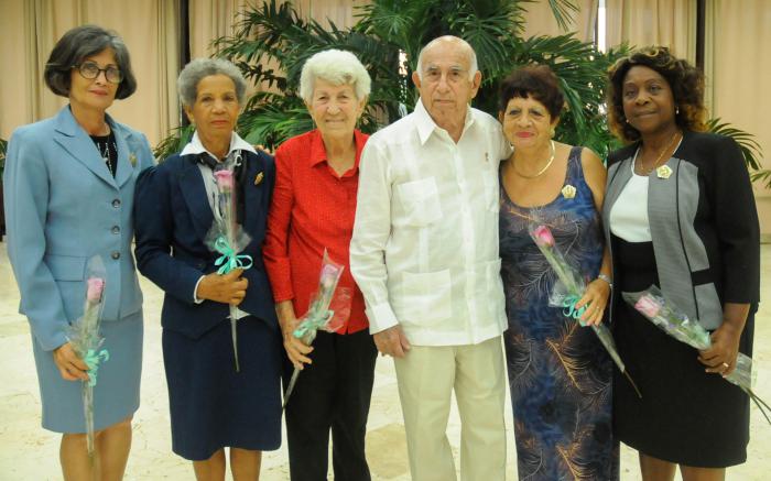  Cinco federadas destacadas recibieron la orden Mariana Grajales de manos del Segundo Secretario del Partido. Foto: Endrys Correa Vaillant 