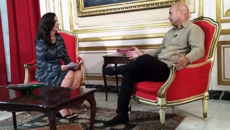 La periodista Esther Barroso conversa con Gerardo Hernández Nordelo en el programa “Entrevista”.