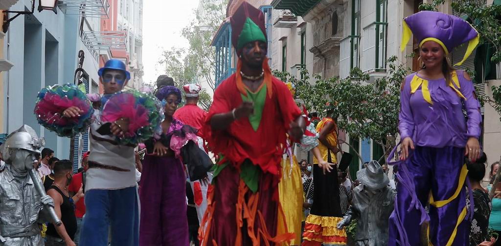 Gigantería pasea otra vez por las calles de La Habana