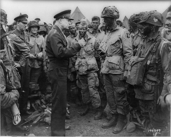 El General Dwight Eisenhower habla a las tropas antes del desembarco de Normandía.
