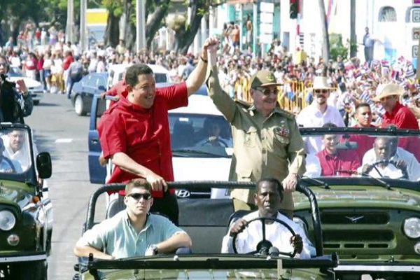   Raúl and Chávez in the tour of Santiago 