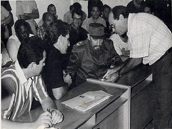 Durante su visita Fidel se interesó por conocer cada uno de los detalles del proceso productivo