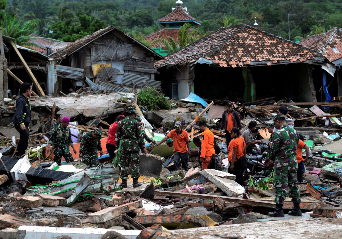 Equipos de rescate buscan víctimas entre los escombros