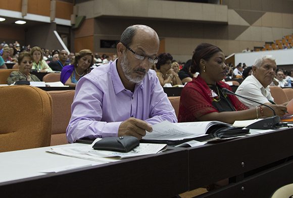 Parlamentarios cubanos conocieron los principales elementos de la Política Integral para el Perfeccionamiento de la Informatización de la Sociedad en Cuba. 