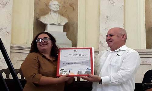 Iramis Alonso Porro recibe el Premio por la Obra de la Vida de manos del viceministro del Citma, José Fidel Santana.