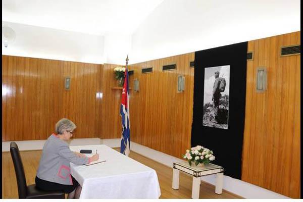 Irina Bokova, Directora General de la UNESCO firma libro de condolencias.