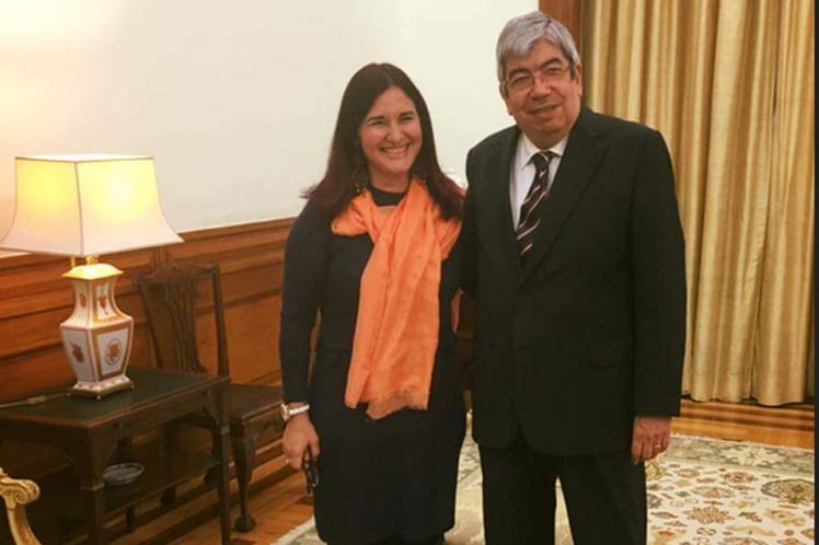 Embajadora de Cuba en Portugal, Johana Tablada, junto a  Eduardo Ferro presidente de la Asamblea de la República Portuguesa. 