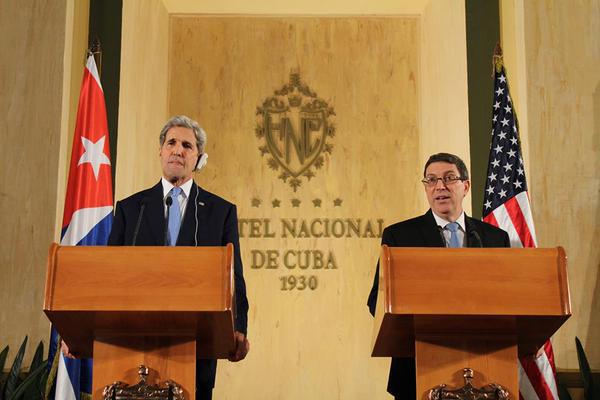 Secretario de Estado de Estados Unidos, John Kerry y el Canciller cubano, Bruno Rodríguez Parrilla durante la conferencia de prensa por la reapertura de la embajada de Estados Unidos en La Habana