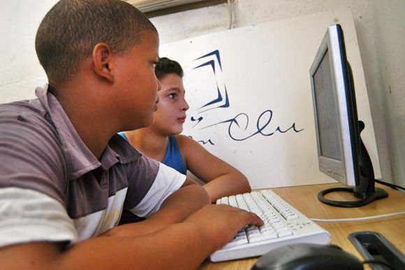 Niños cubanos en Joven Club de computación
