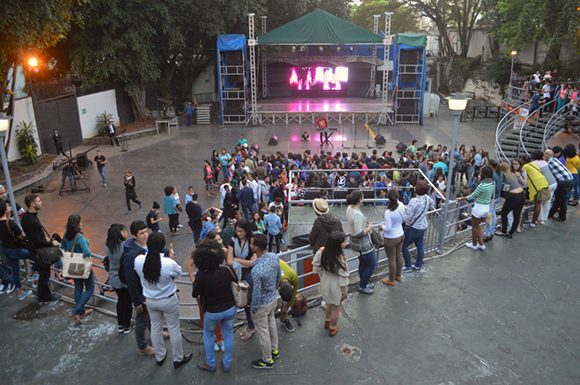 Jóvenes arribando a la filmación del videoclip “Súbeme la radio” de Descemer Bueno e Enrique Iglesias. Jóvenes arribando a la filmación del videoclip “Súbeme la radio” de Descemer Bueno e Enrique Iglesias.