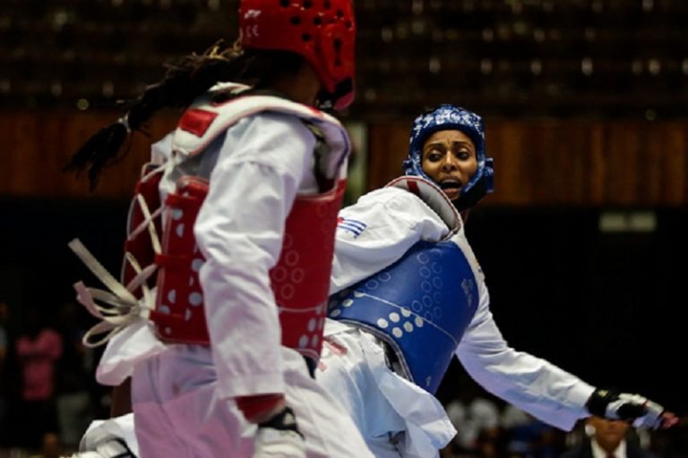 Glenhis Hernández (peto azul) combate en 73 kg frente a Lisandra Blanco durante la gala del taekwondo cubano de preparación rumbo a los Juegos Panamericanos de Lima en el Coliseo de la Ciudad Deportiva el 10 de Febrero de 2019 en La Habana, Cuba. Foto:: Calixto N. Llanes/Periódico JIT (Cuba)