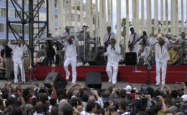 La famosa banda estadounidense Kool & the Gang, durante el concierto realizado en la Tribuna Antiimperialista José Martí en La Habana, Cuba, 20 de diciembre de 2009. Foto: Sergio Abel Reyes/AIN.