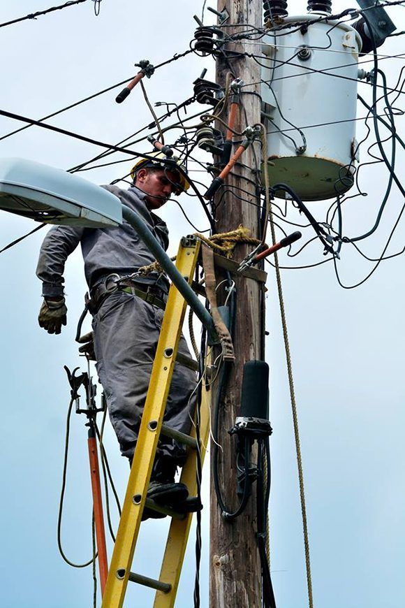 linieros laboran por recuperar servicio eléctrico 