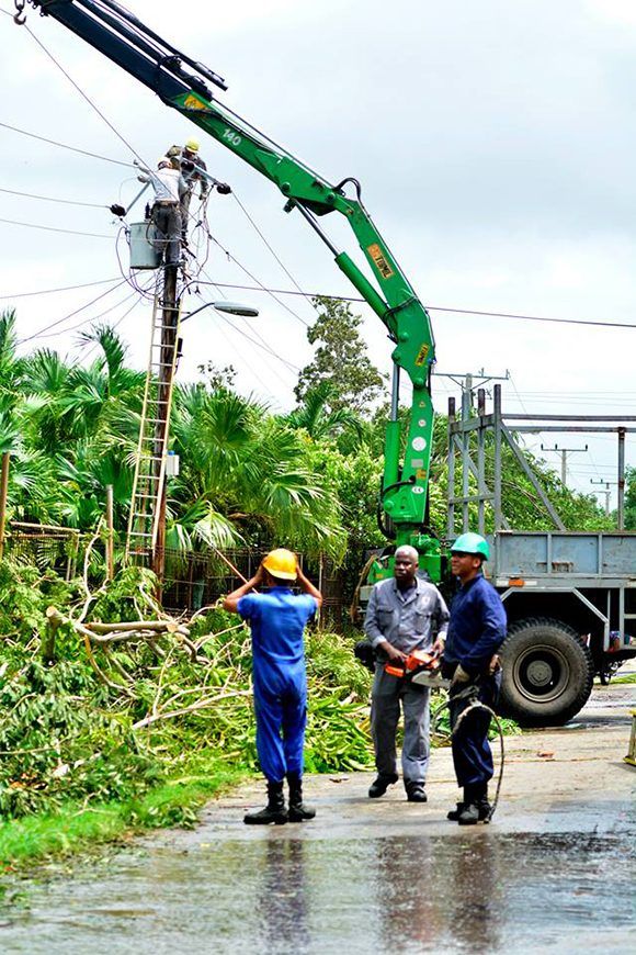 linieros laboran por recuperar servicio eléctrico 