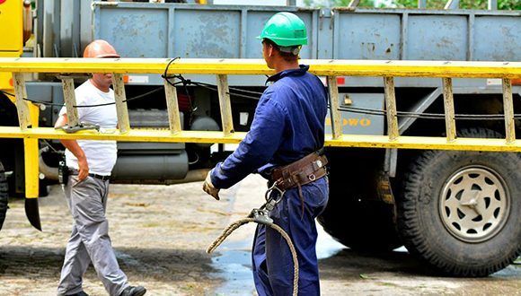 linieros laboran por recuperar servicio eléctrico 