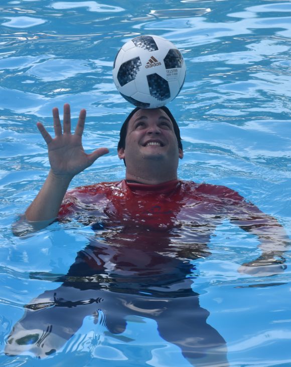 Johen Lefont rompió récords guinness en equilibrio del balón en el agua, durante 19 minutos y 3 segundos. Foto: José Tito Meriño/ PL.
