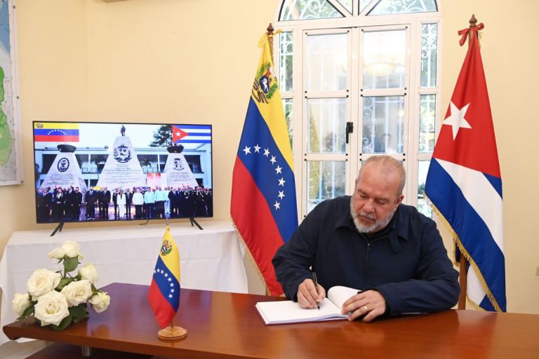 Firma del libro por el primer ministro, Manuel Marrero Cruz. Foto: Presidencia Cuba.