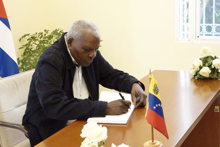 Esteban Lazo Hernández, presidente de la Asamblea Nacional del Poder Popular firma el libro de condolencias. Foto: Presidencia Cuba.