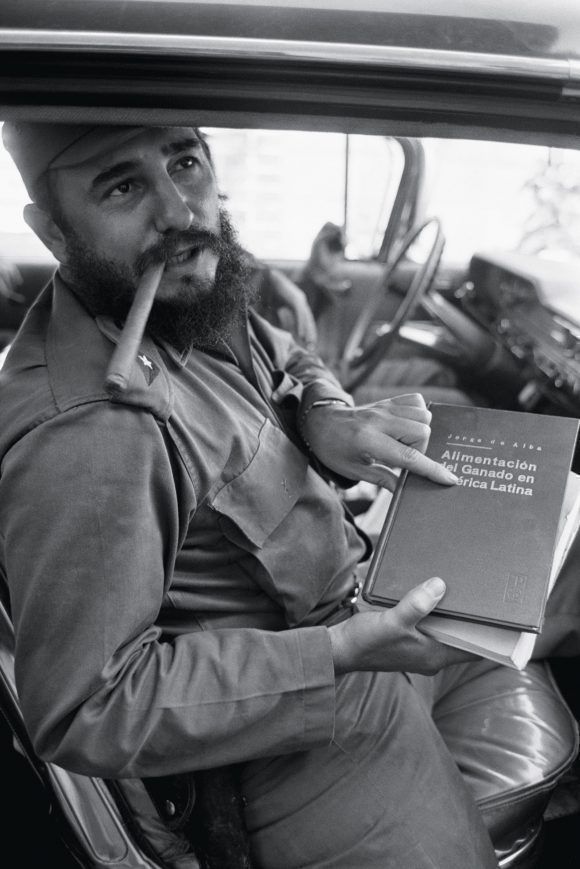 Fidel en el auto con un libro sobre Alimentación del ganado en América Latina. 1965 Foto: Lee Lockwood