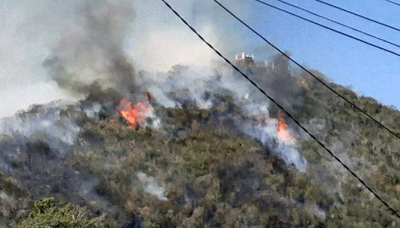 Incendio en la Loma de la Cruz, Holguín. Foto: Jay Baptista / Facebook.