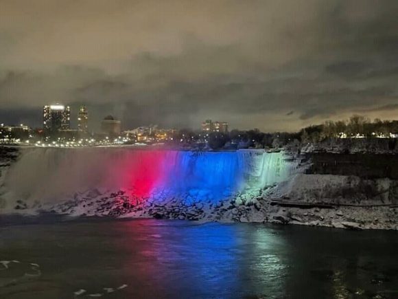 Luces de los colores de la bandera cubana en las cataratas del Niágara. Foto: Tomada del perfil de Facebook de Josefina Vidal