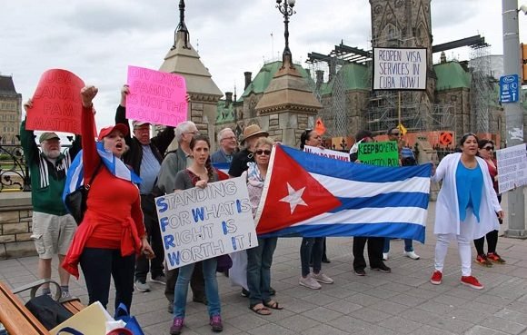 Protesta en Ottawa, en el Parlamento, frente a las oficinas del Primer Ministro, por cierre de la oficina de inmigración en la embajada canadiense en Cuba. Foto: Asociaciones de Cubanos Residentes en Canadá.