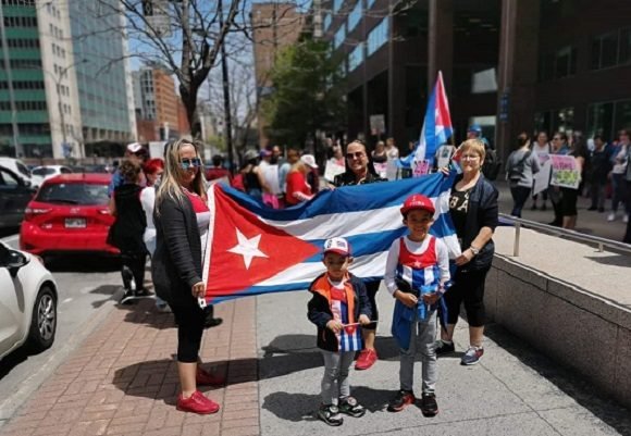 Protesta en Montreal por cierre de los servicios migratorios canadienses en Cuba. Foto: Comunidad de Cubanos en Canadá.