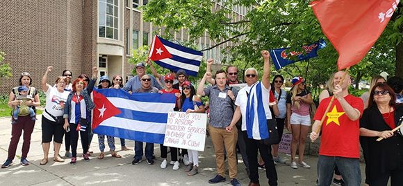 Protesta en Toronto hoy por cierre de la oficina de inmigración en la embajada de Canadá en Cuba. Foto: Julio Fonseca,