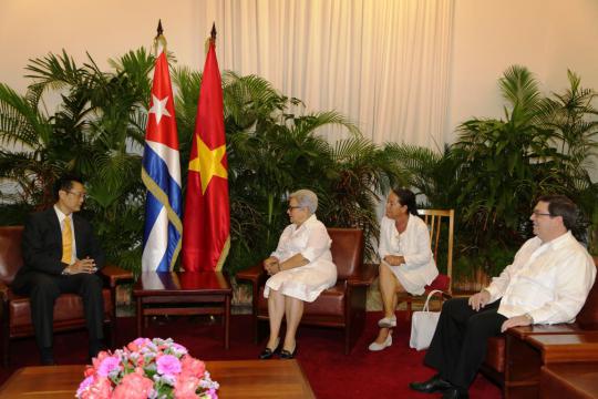Gladys Bejerano, acompañada del titular del Ministerio de Relaciones Exteriores, Bruno Rodríguez, dio la bienvenida a los diplomáticos