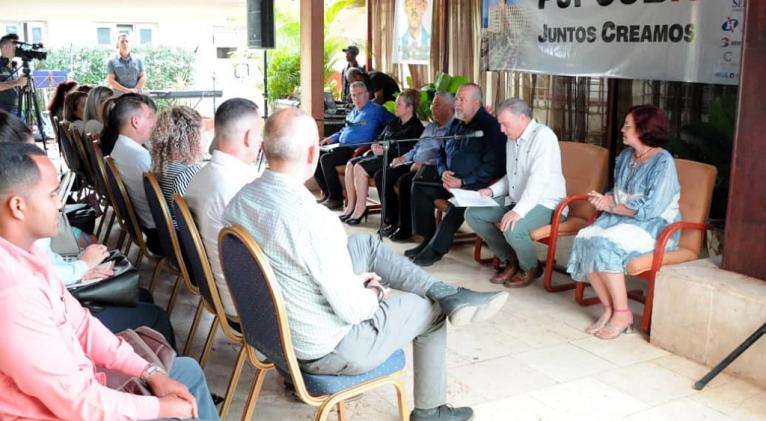 Primer ministro de Cuba examina recuperación turística