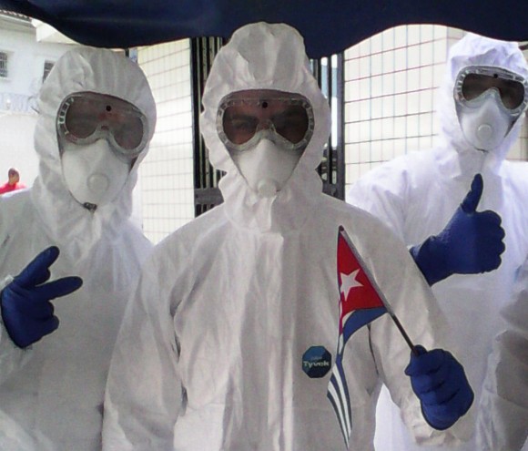  Médicos cubanos combaten el Ebola