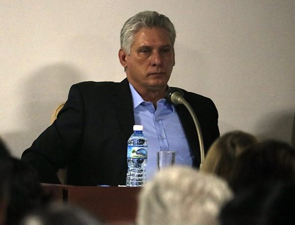 Participa Díaz-Canel en debates de Comisión Económica del Parlamento cubano