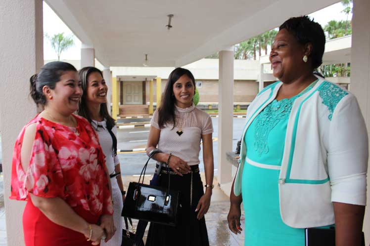 Ministra de Salud de Swazilandia satisfecha con médicos cubanos