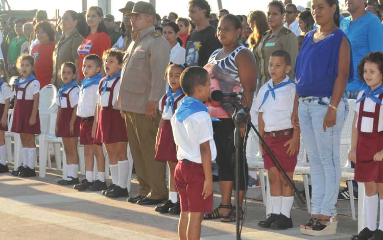 Niños iniciados como pioneros en la plaza del Che