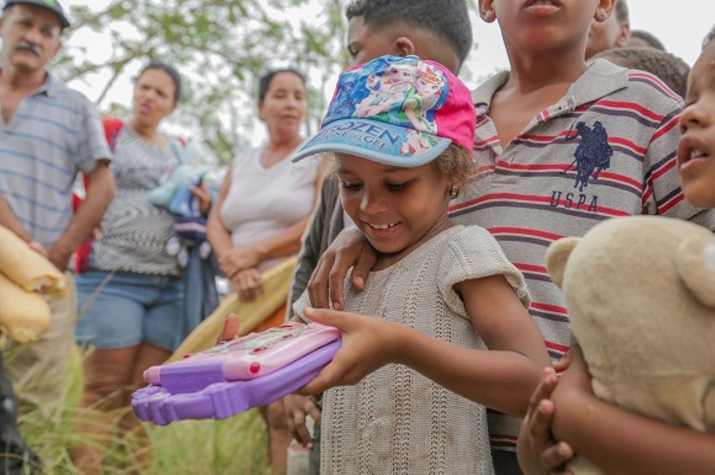 Niños de San Juan y Martínez felices con sus juguetes