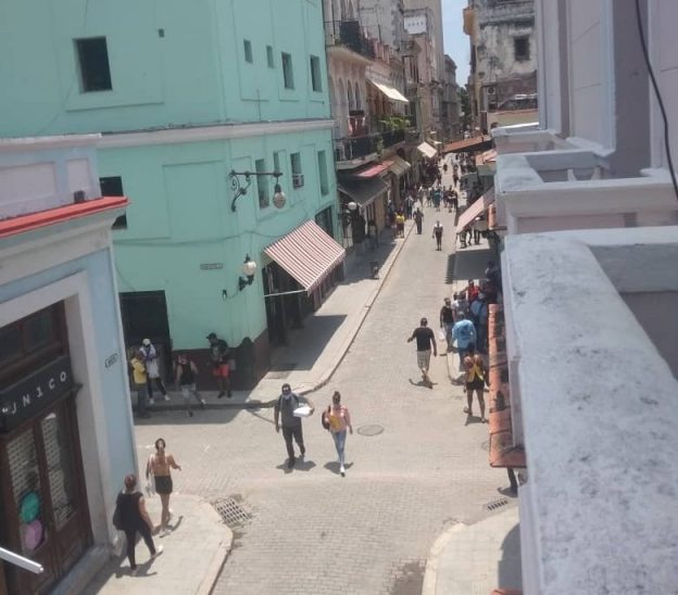 Calle Obispo, en el municipio Habana Vieja. Foto: María Eugenia Bode Calvo (Buby).