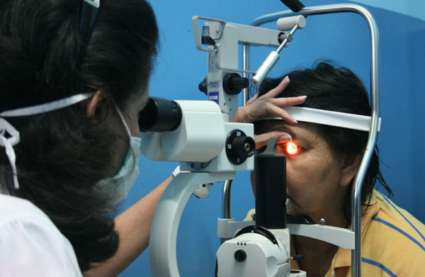 Atención a persona con bajos recursos de la Operación Milagro.