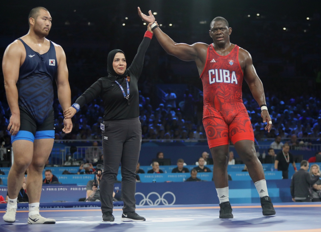 Tetracampeón olímpico cubano Mijaín López avanza en lucha greco