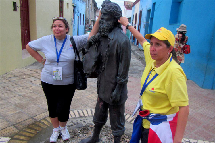 Singular escultura atrae a turistas en ciudad cubana