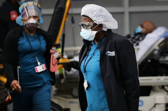 Personal de salud en un hospital en Nueva York. Foto: AFP.