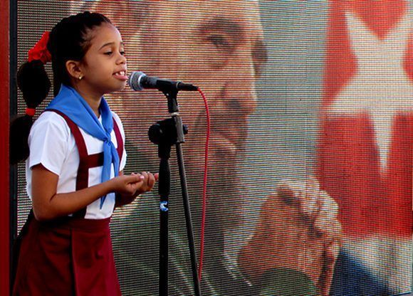 La pionera Marian Gómez Labañino recita un poema en homenaje a Fidel.