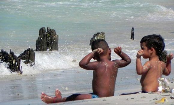 Niños jugando en la playa. Foto: ACN.