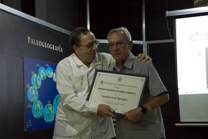 Fernando Gonzáles, viceministro primero del CITMA, entregó el diploma de reconocimiento. Foto: Alexis Rodríguez