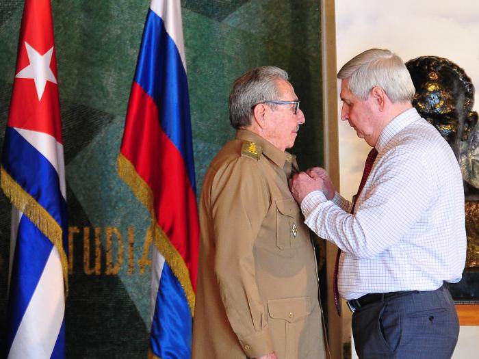 Partido Comunista de Rusia otorga premio Lenin a Raúl Castro