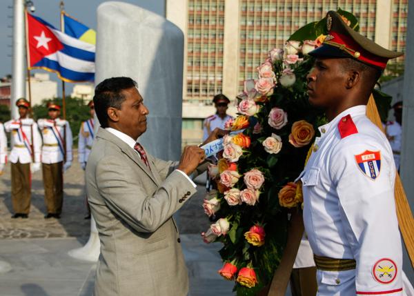 Presidente de Seychelles rinde honores al Héroe Nacional de Cuba